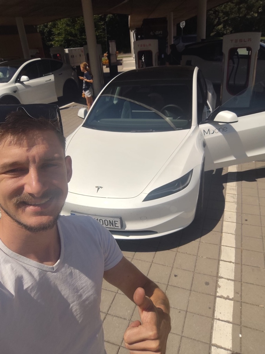 Vítěz měsíčního Valoru u Tesly Model 3 v barvách Mo.one